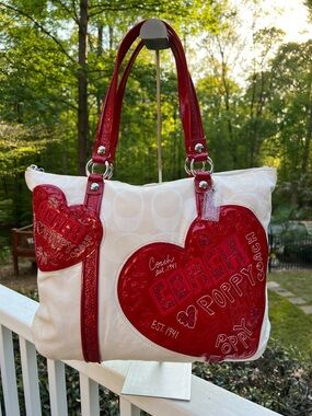 Coach Poppy ‘Rare’ Limited Edition Heart
With Coach dust bag GUC